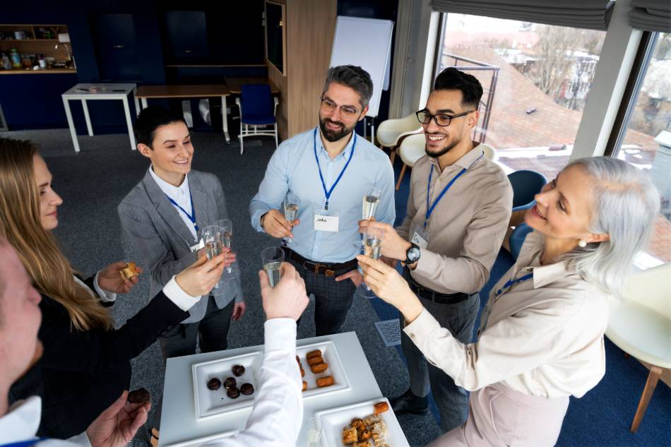 Colaboradores confraternizando em evento corporativo